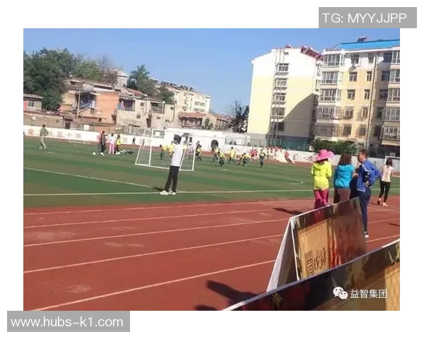 激情四溢的小学五人制足球比赛展现少年风采与团队精神的精彩瞬间